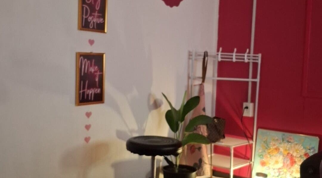 Inspirerende hoek bij Glow & Go in Paramaribo, Paramaribo, SR met interieur en inspirerende schilderijen.