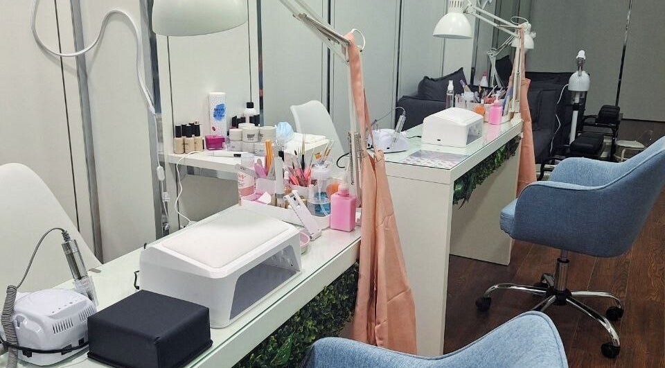 Маникюрная студия Nailby.guardamar в Guardamar Del Segura, ES с современными рабочими местами.