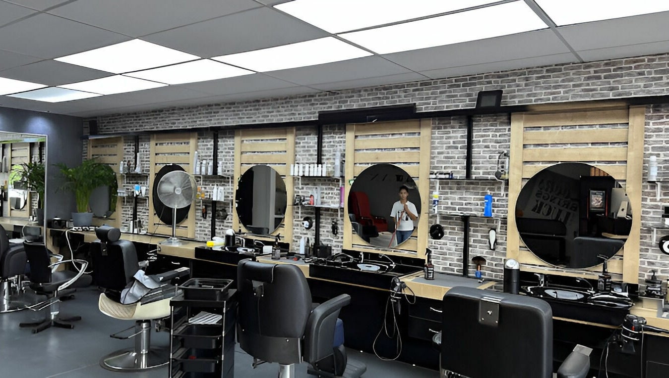 Moderne kappersstoelen bij Golden Shavette, Uithoorn, Noord-Holland, NL met spiegelwand en gereedschappen.