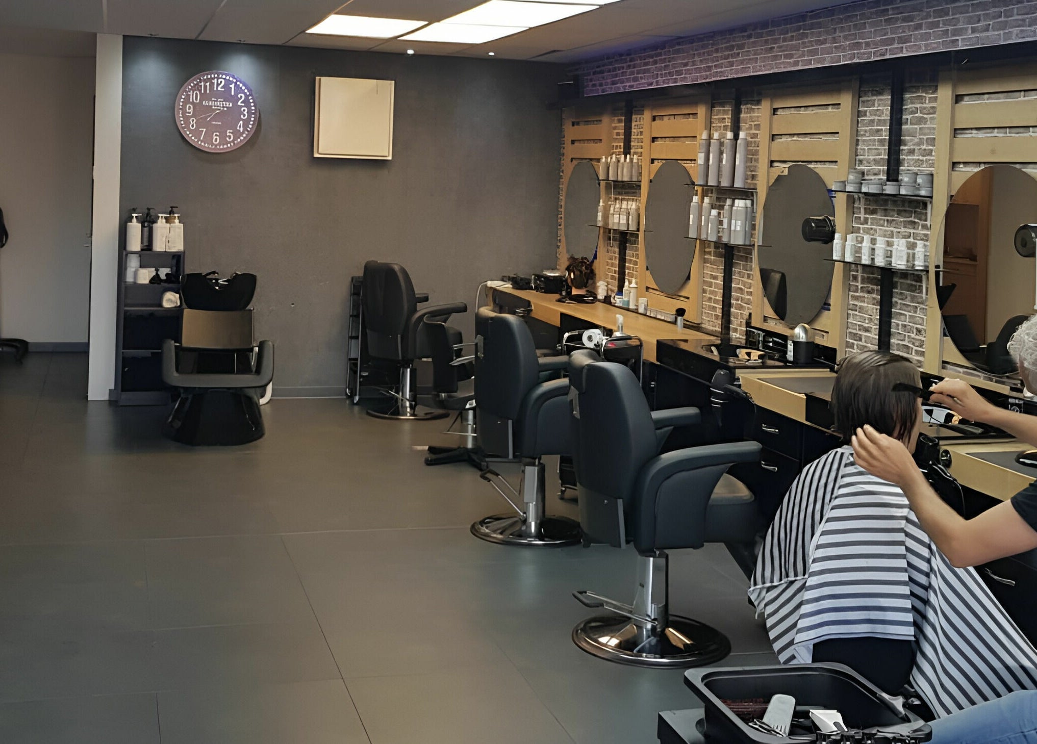 Interieur van Golden Shavette in Uithoorn, Noord-Holland, NL met moderne kappersstoelen en spiegels.