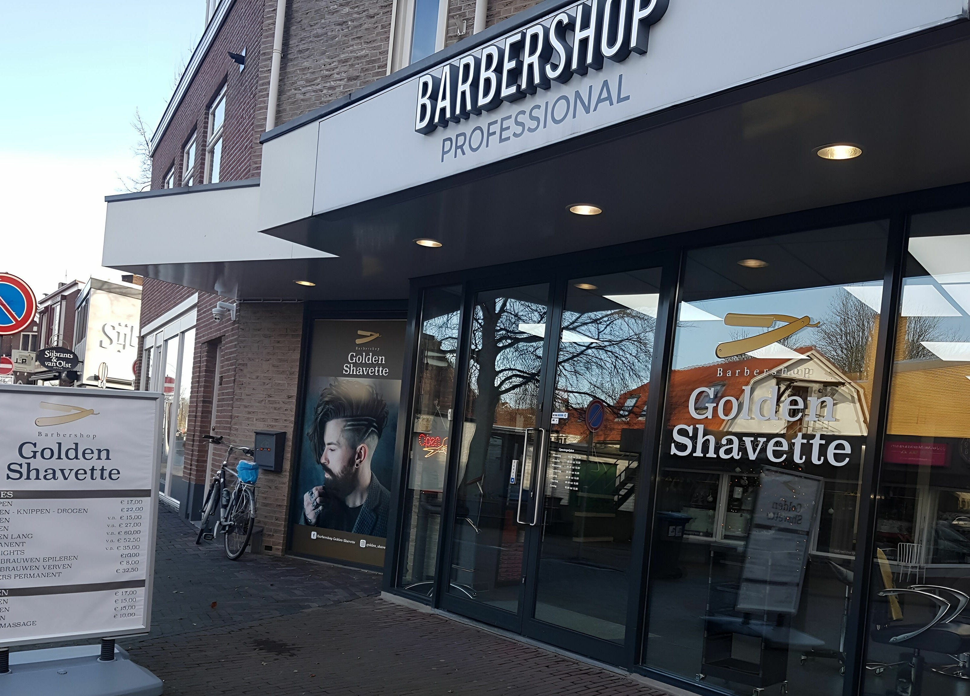 Exterieur van Golden Shavette barbershop in Uithoorn, Noord-Holland, NL met modern design.