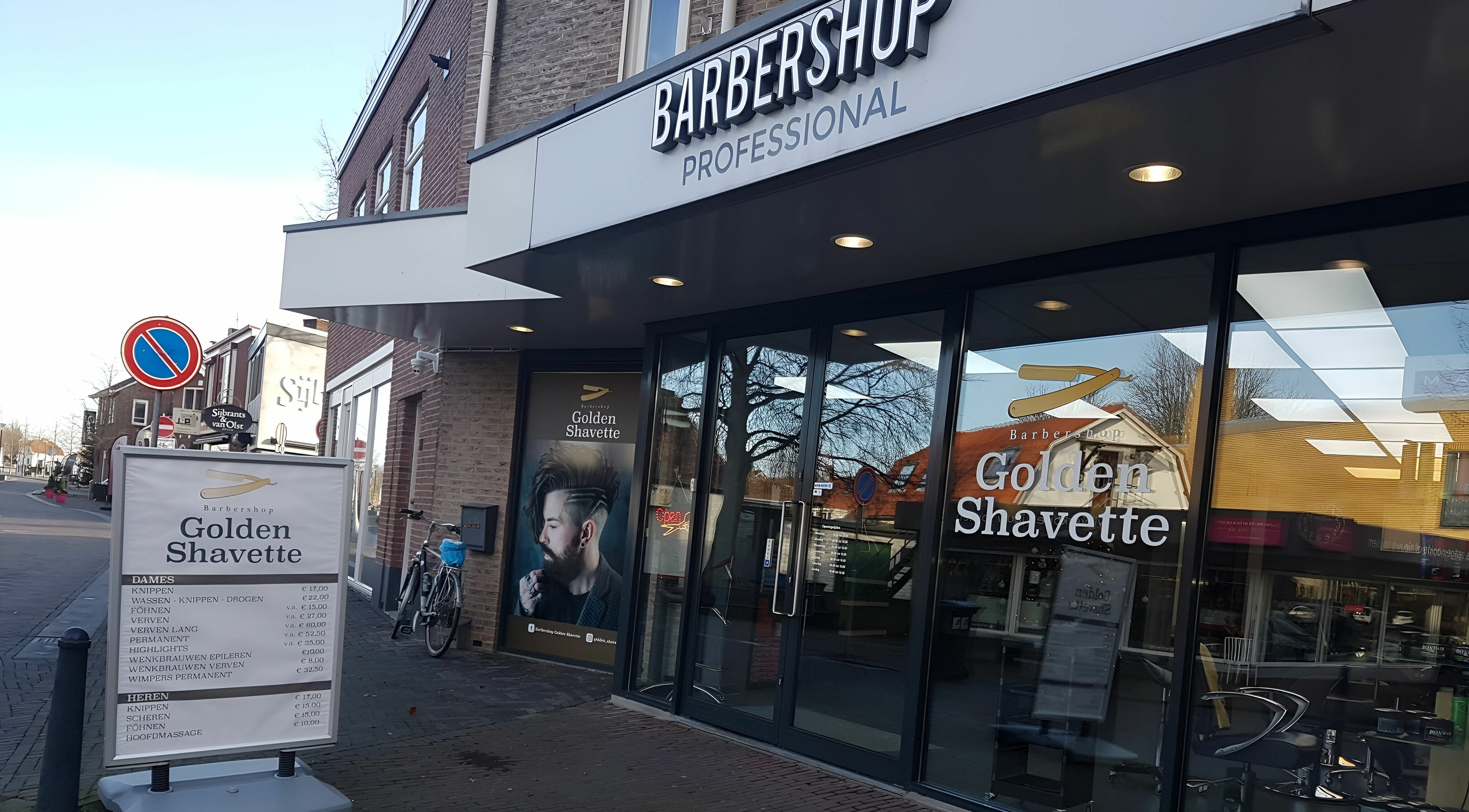 Exterieur van Golden Shavette barbershop in Uithoorn, Noord-Holland, NL met modern design.