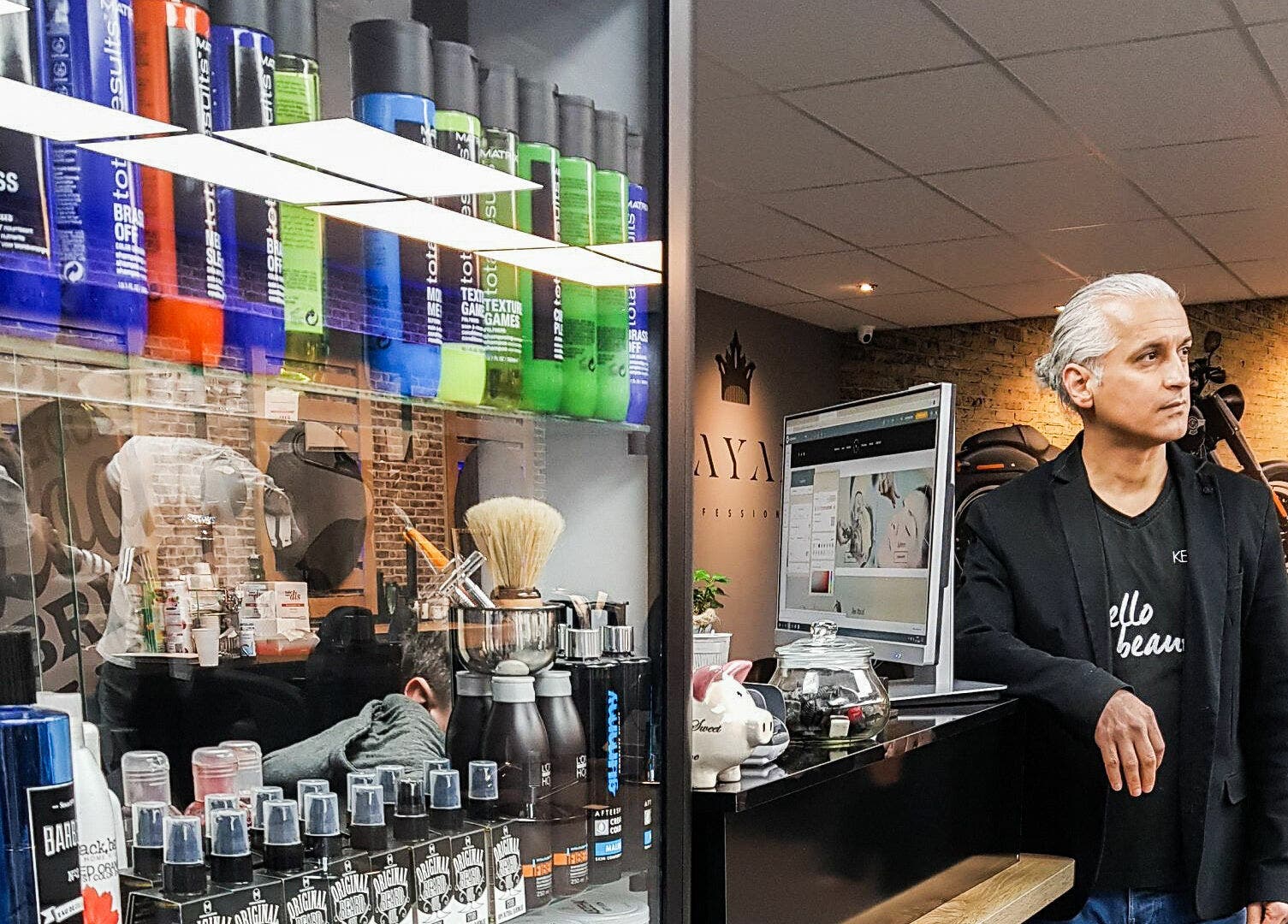 Binnenkant van Golden Shavette in Uithoorn, Noord-Holland, NL, met moderne stylingproducten en inrichting.