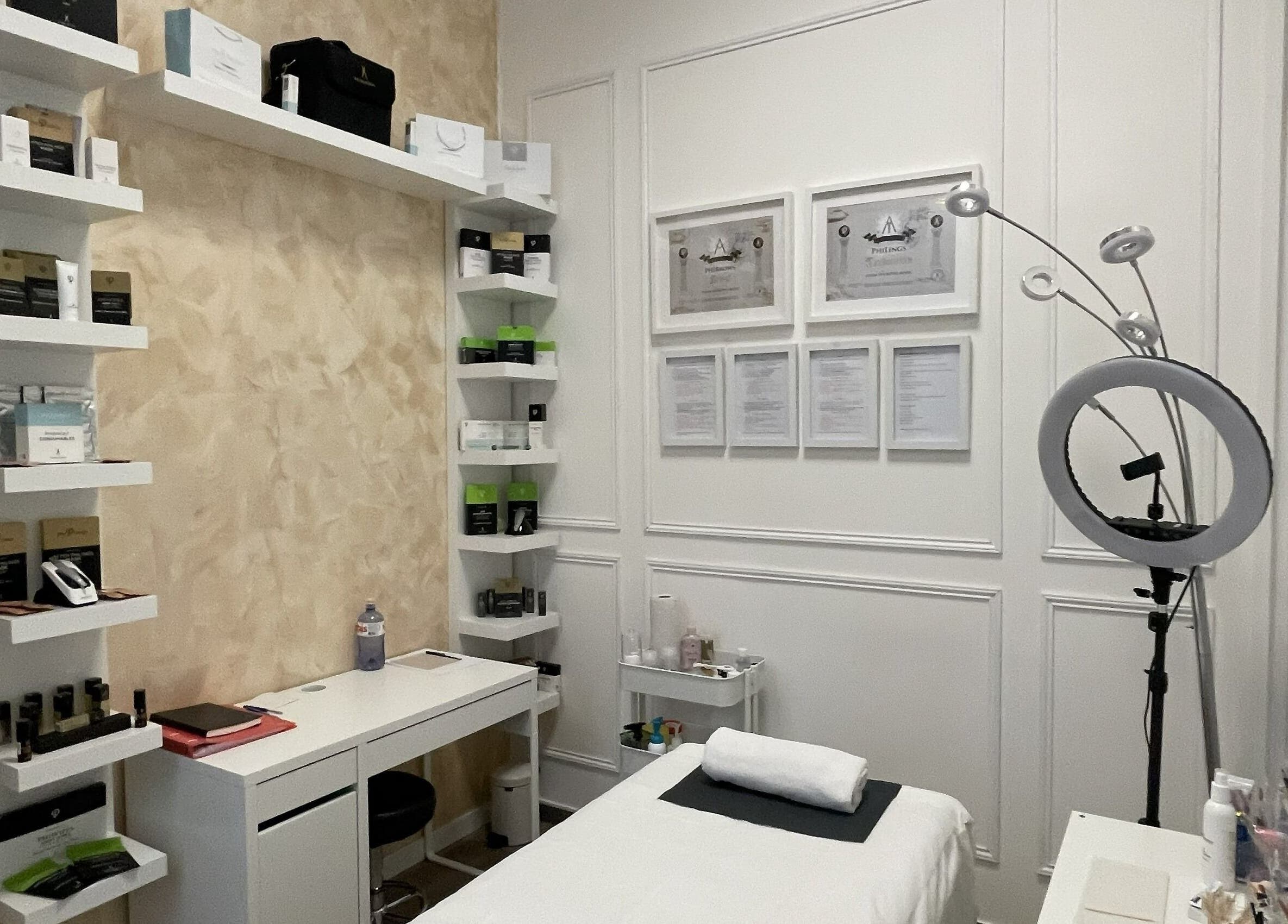 JVB Beauty & The Brows treatment room in Genève, Genève, CH. Features modern decor and professional equipment.