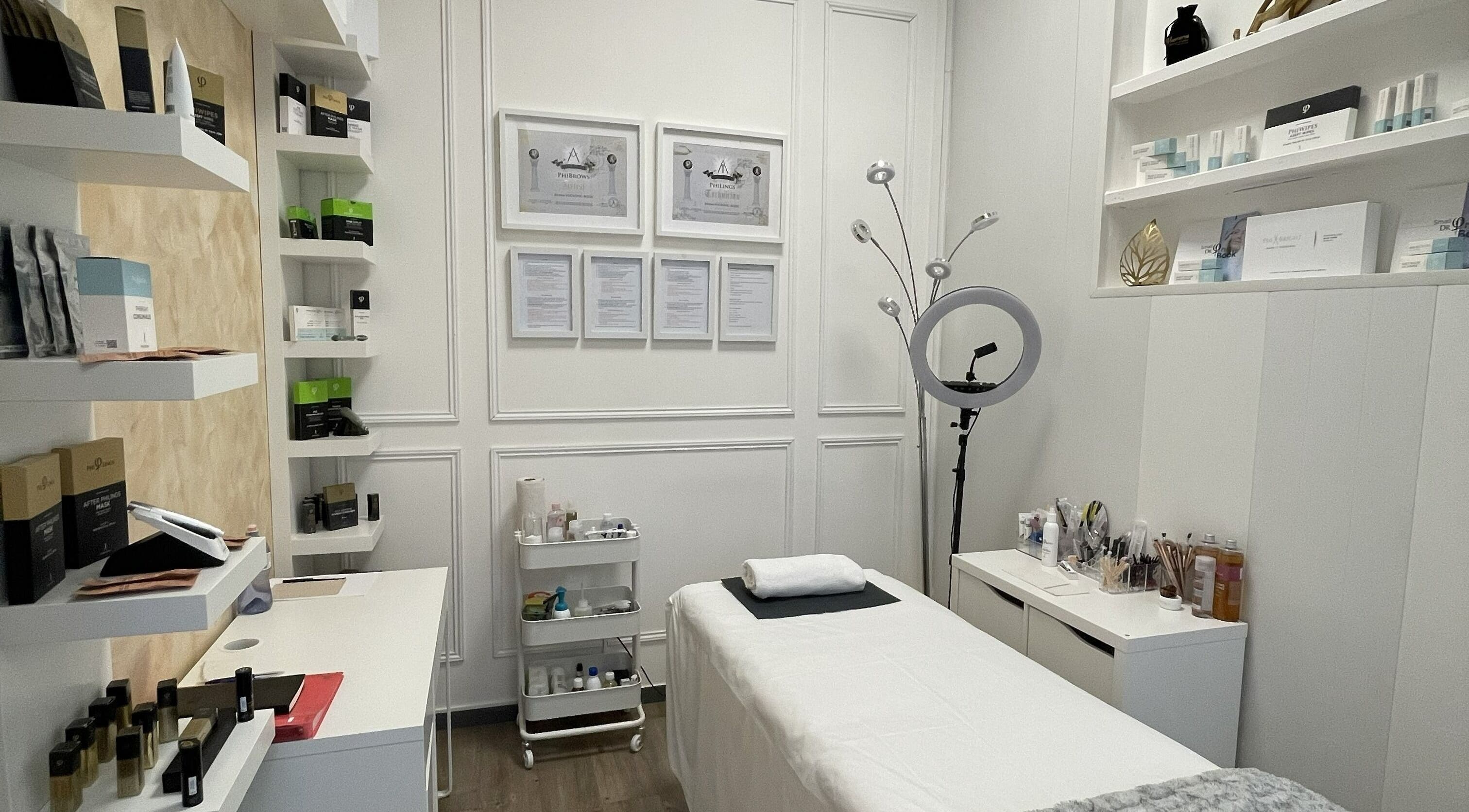Tranquil beauty room at JVB Beauty & The Brows, Genève, Genève, CH. Stylish, organized space for relaxation.