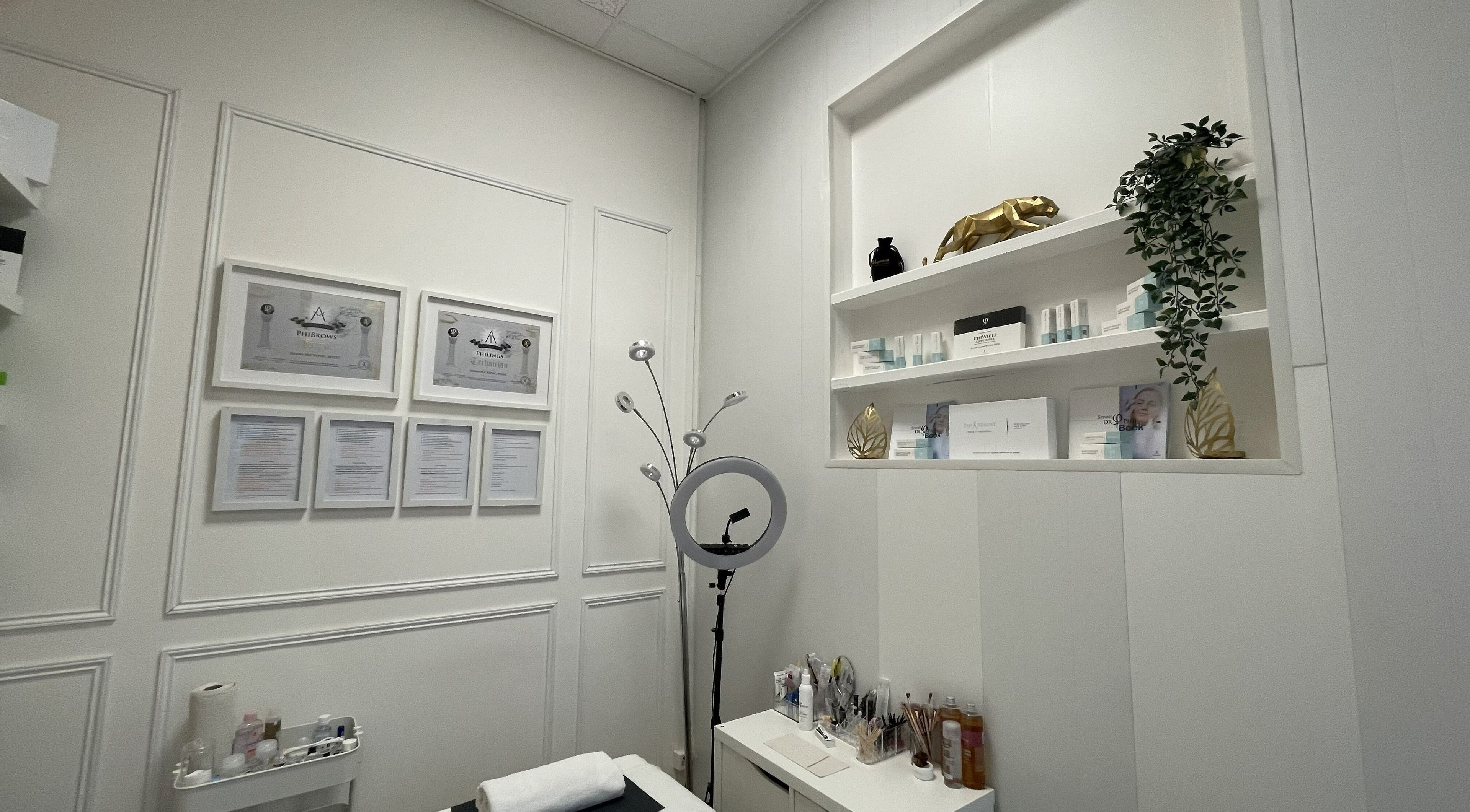 Tranquil treatment room at JVB Beauty & The Brows in Genève, Genève, CH showcasing certifications and beauty products.