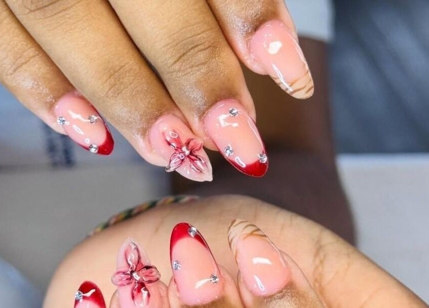 Elegant floral nail art at Maison Beaute, Dagotiere, Moka District, MU showcasing intricate design.