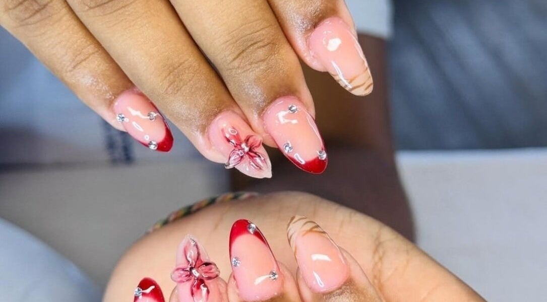 Elegant floral nail art at Maison Beaute, Dagotiere, Moka District, MU showcasing intricate design.