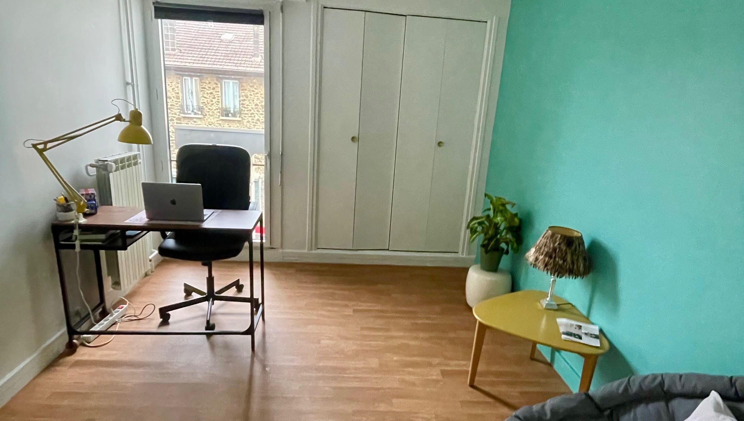 Espace bureau moderne chez SOPHRADOM, Sucy-en-brie, Île-de-France, FR, avec mur turquoise apaisant.