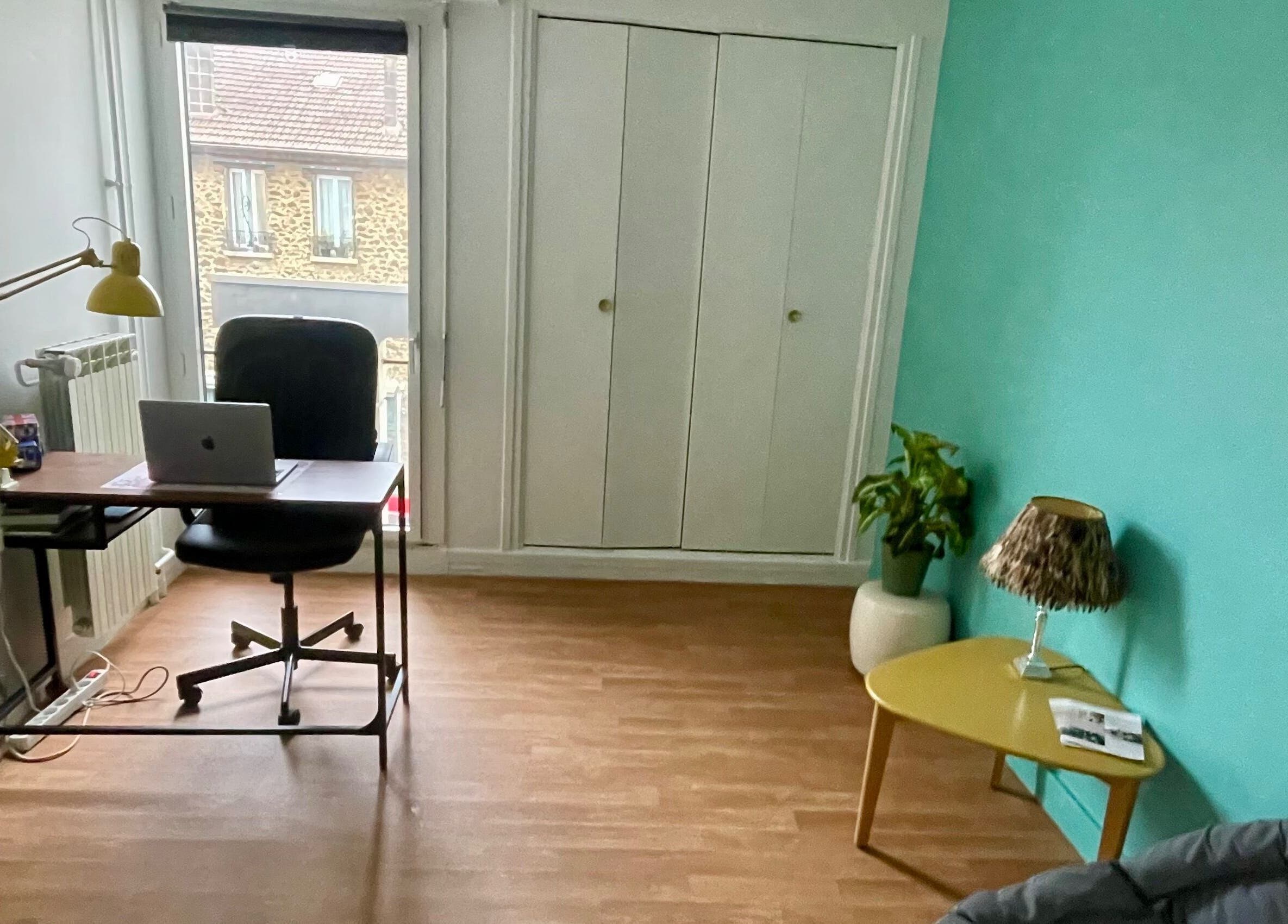 Espace bureau moderne chez SOPHRADOM, Sucy-en-brie, Île-de-France, FR, avec mur turquoise apaisant.