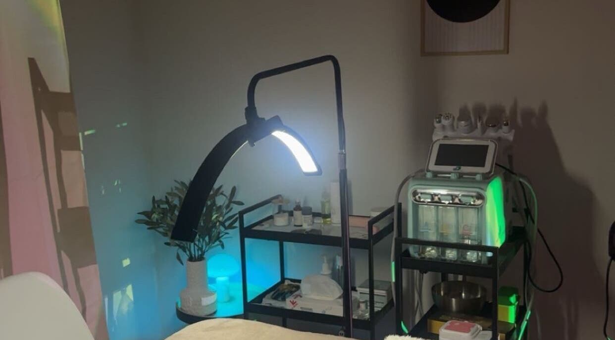 Treatment area at IBN Institut de Beauté, Nantes, Pays De La Loire, FR with modern equipment and soft lighting.