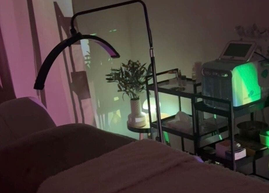 Relaxing spa treatment room at IBN Institut de Beauté, Nantes, Pays De La Loire, FR with calming lights.