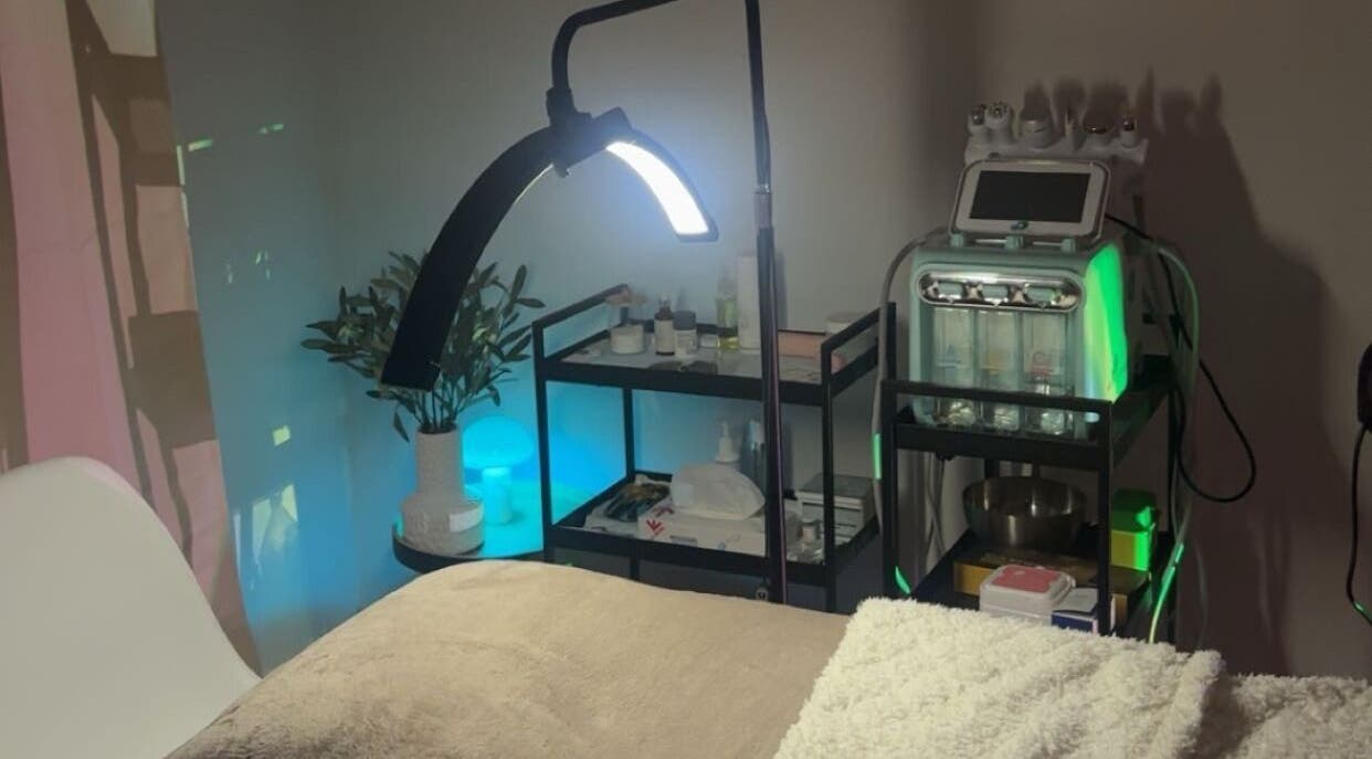 Salle de soins moderne à IBN Institut de Beauté, Nantes, Pays De La Loire, FR avec équipement professionnel.