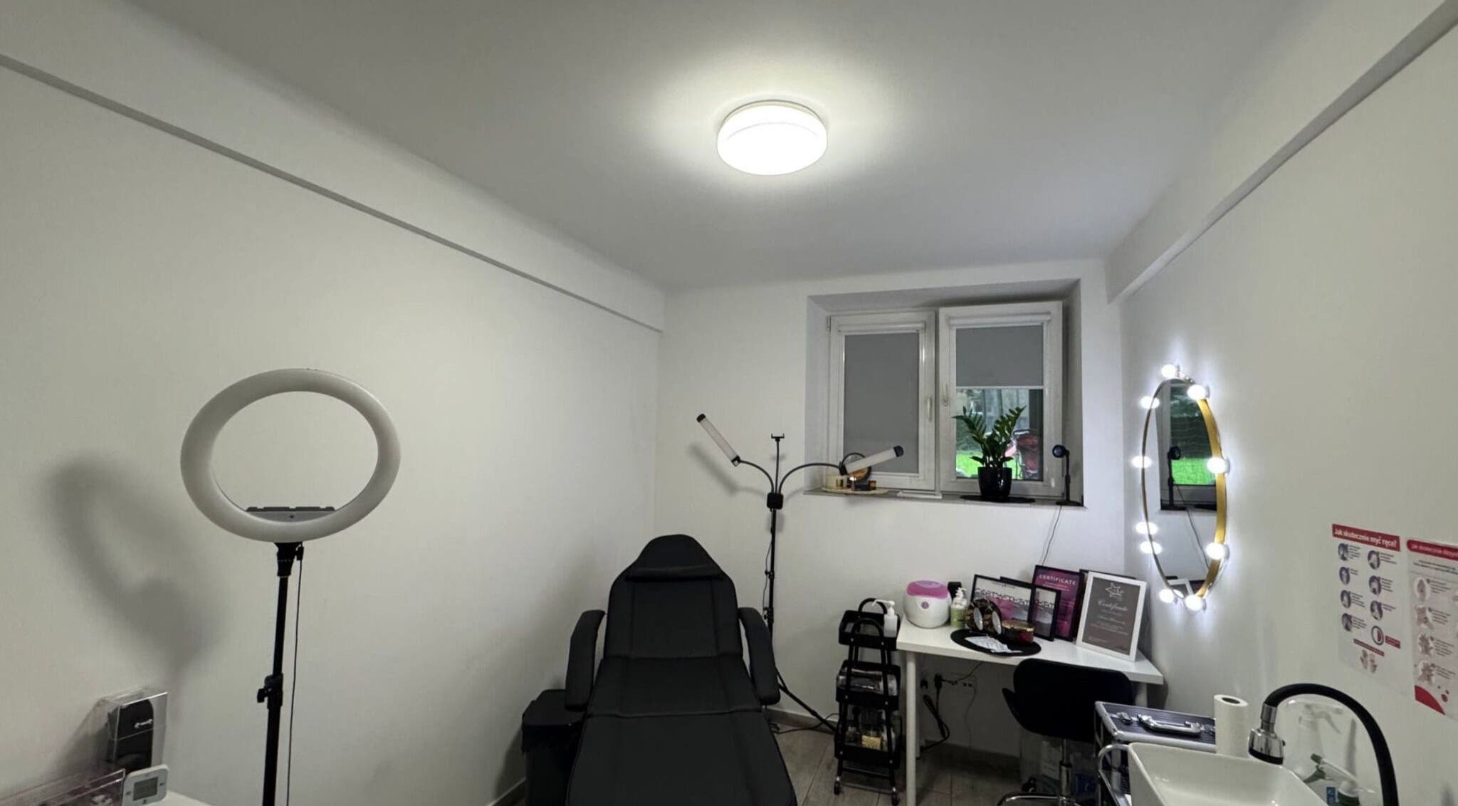 Просторная комната NOMI BEAUTY STUDIO в Кракове с зеркалом и оборудованием для красоты.