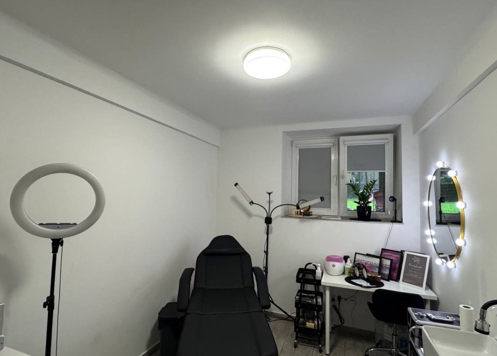 Современное интерьер студии NOMI BEAUTY STUDIO в Кракове, Польша с профессиональным оборудованием.