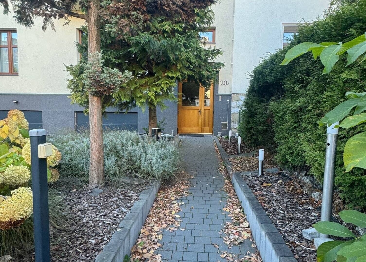 Urocze wejście do NOMI BEAUTY STUDIO w Kraków, Województwo Małopolskie, PL, otoczone zielenią.