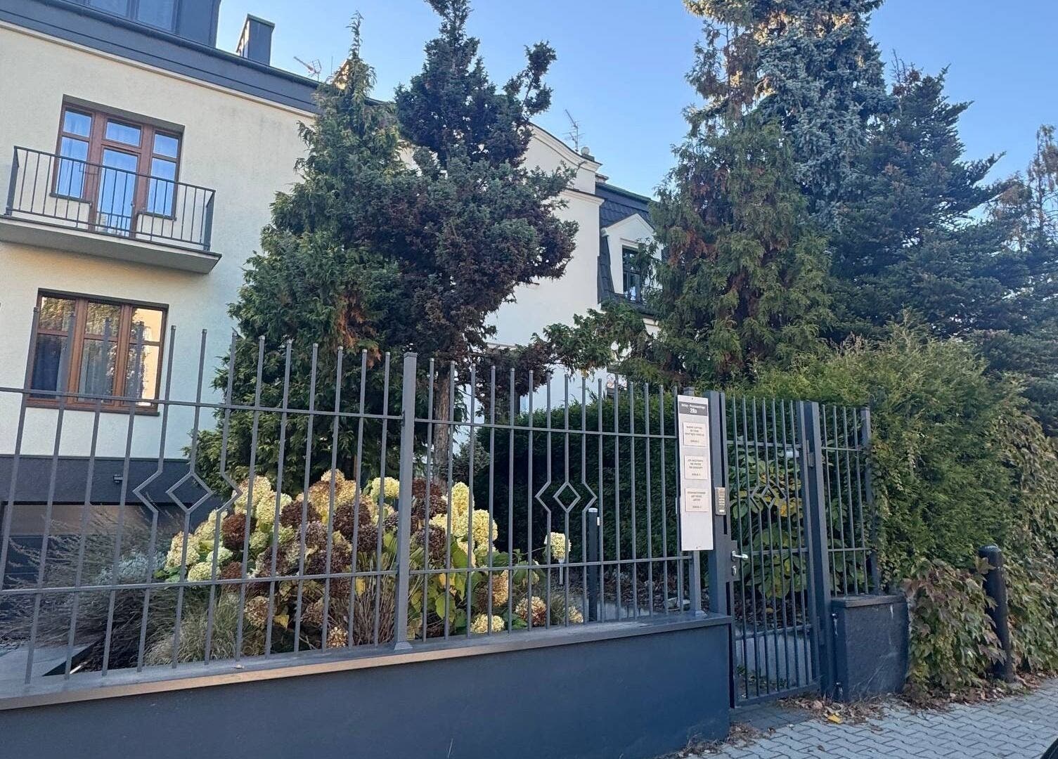 Fasada NOMI BEAUTY STUDIO w Krakowie, Województwo Małopolskie, PL otoczona przyrodą.