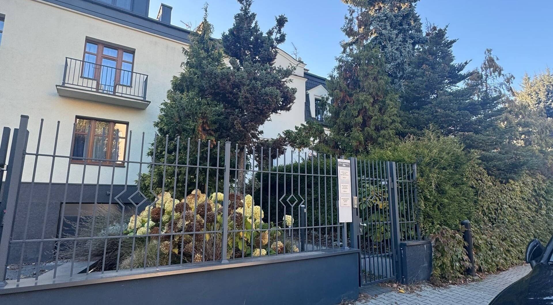 Fasada NOMI BEAUTY STUDIO w Krakowie, Województwo Małopolskie, PL otoczona przyrodą.