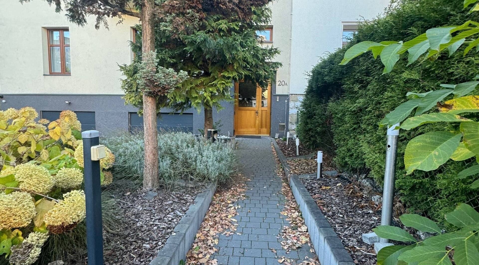 Wejście do NOMI BEAUTY STUDIO, Kraków, Województwo Małopolskie, PL, otoczone zielenią.