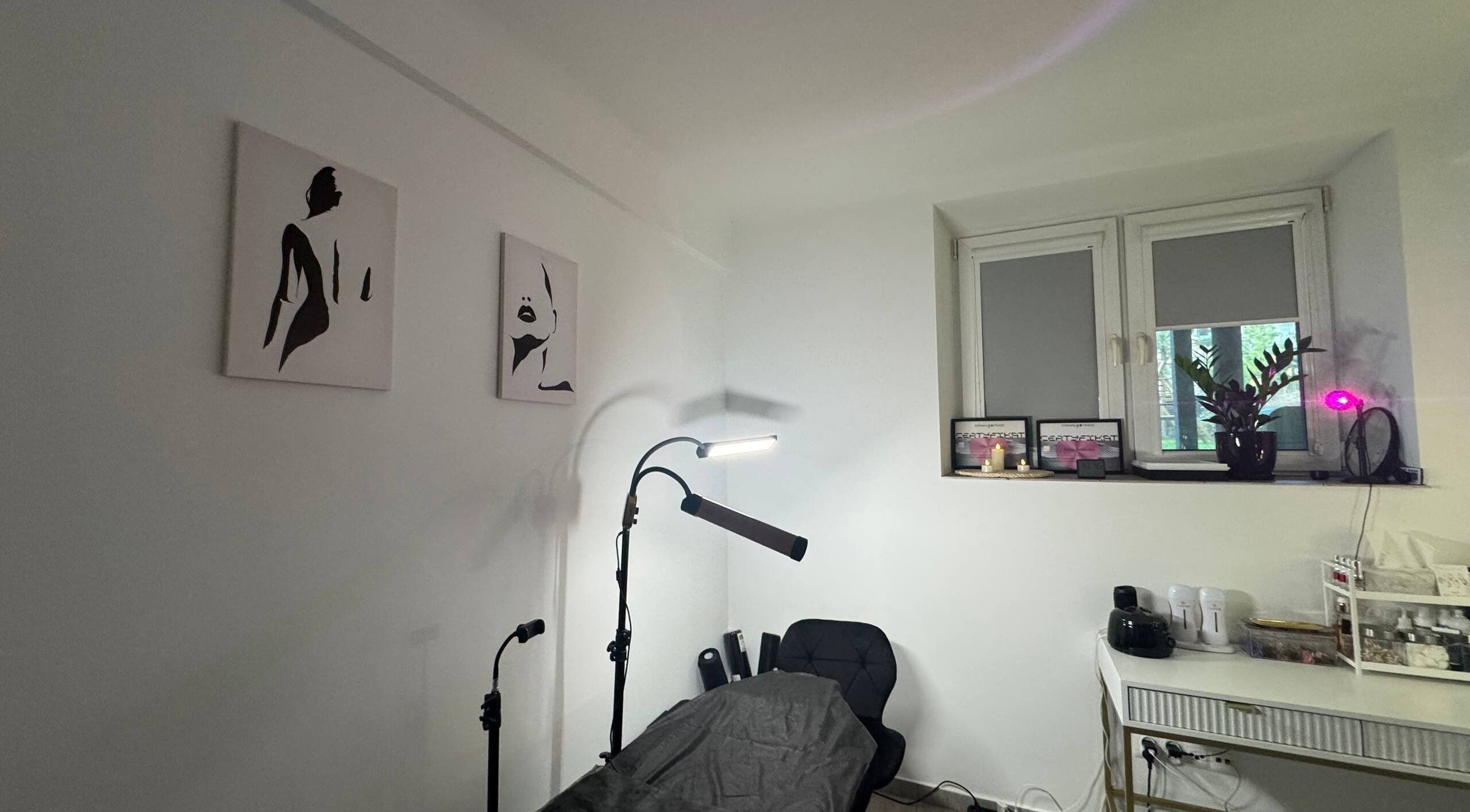 Eleganckie wnętrze NOMI BEAUTY STUDIO w Kraków, Województwo Małopolskie. Stylowe dekoracje i komfortowe meble.