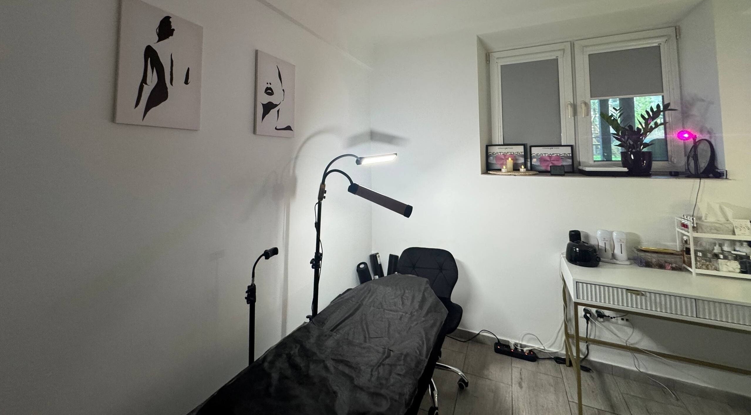 Eleganckie wnętrze NOMI BEAUTY STUDIO, Kraków, Województwo Małopolskie, PL, z miejscem do zabiegów.