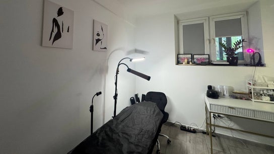 NOMI BEAUTY STUDIO