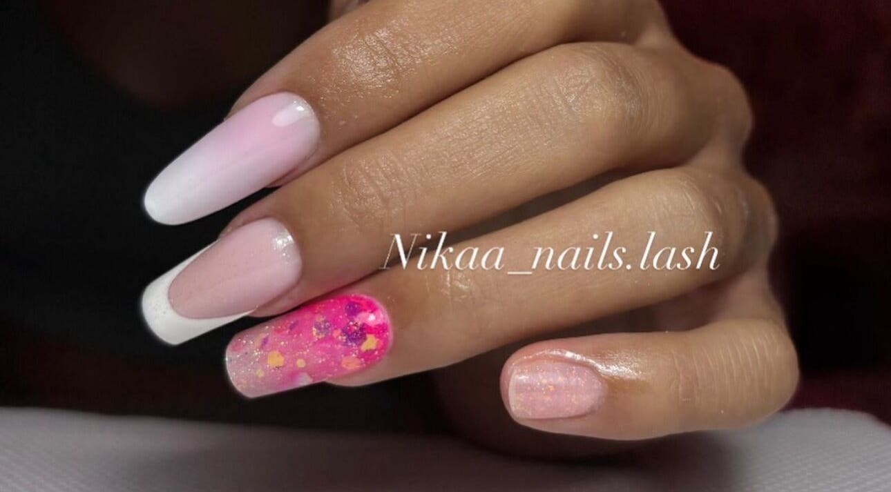 Manicure elegante presso Giulia Extension ciglia a Roma, Lazio, IT. Unghie con smalto sfumato e glitter rosa.