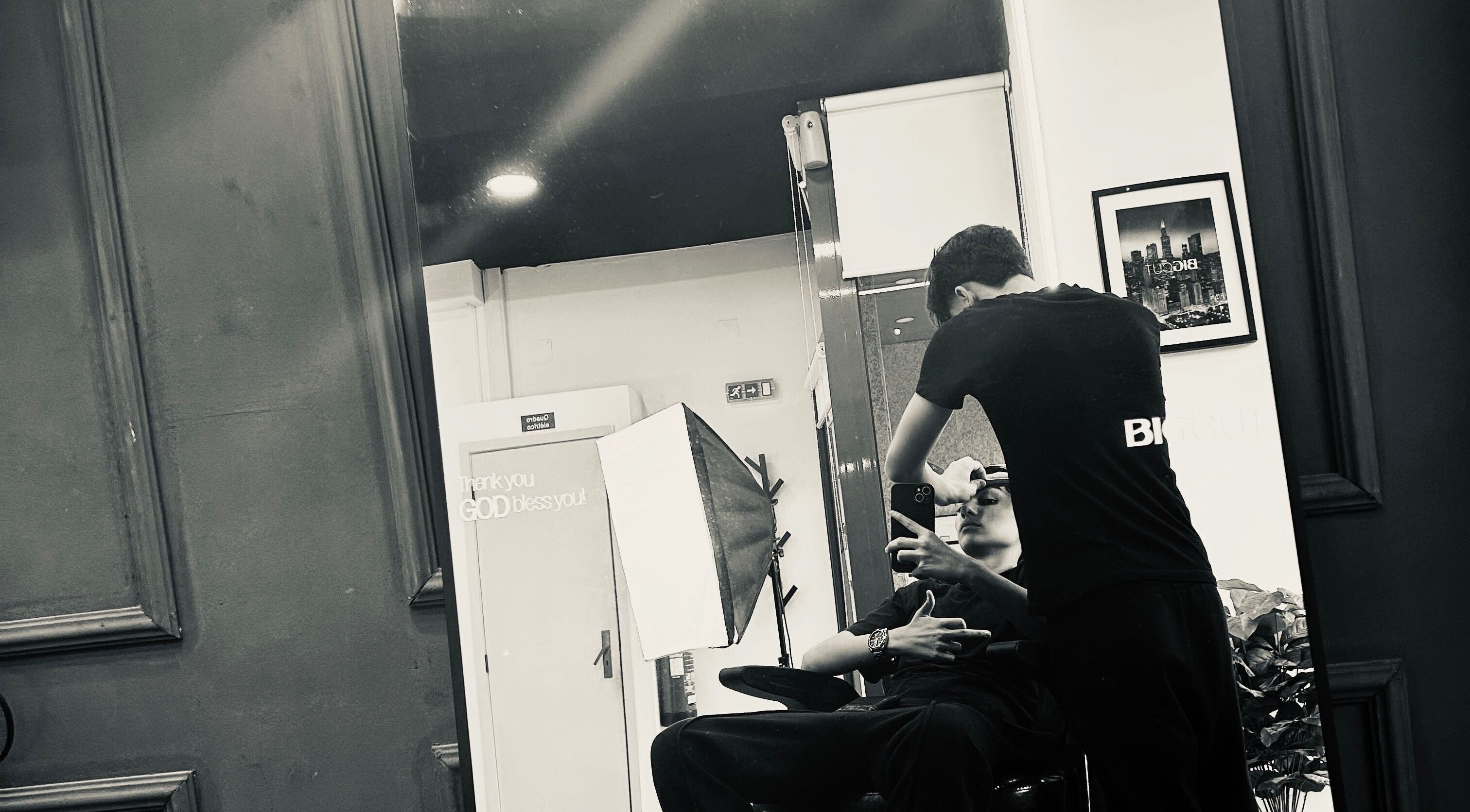 Barber styling client's hair at Little Cutz, Braga, Braga, PT. Modern ambiance with professional care.