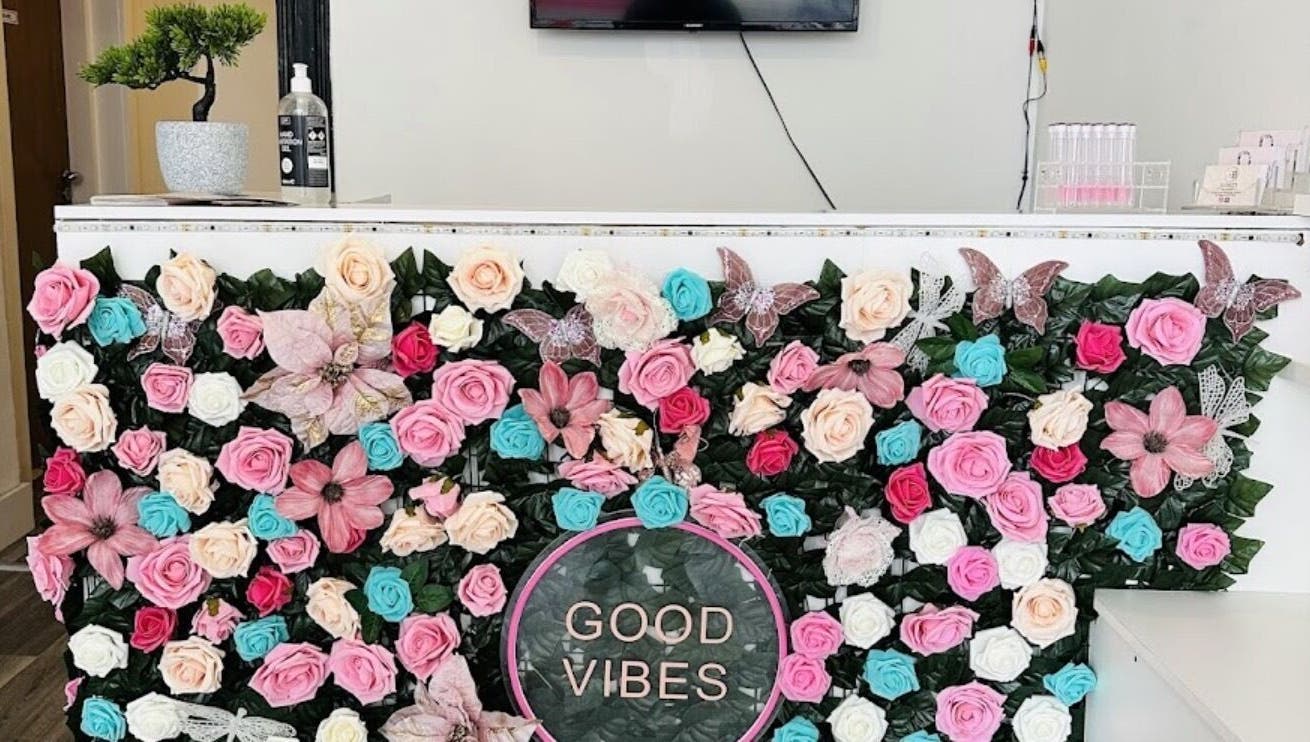 Квітковий декор на стійці рецепції Nails Alina Korotkova, Clonmel, County Tipperary, IE.