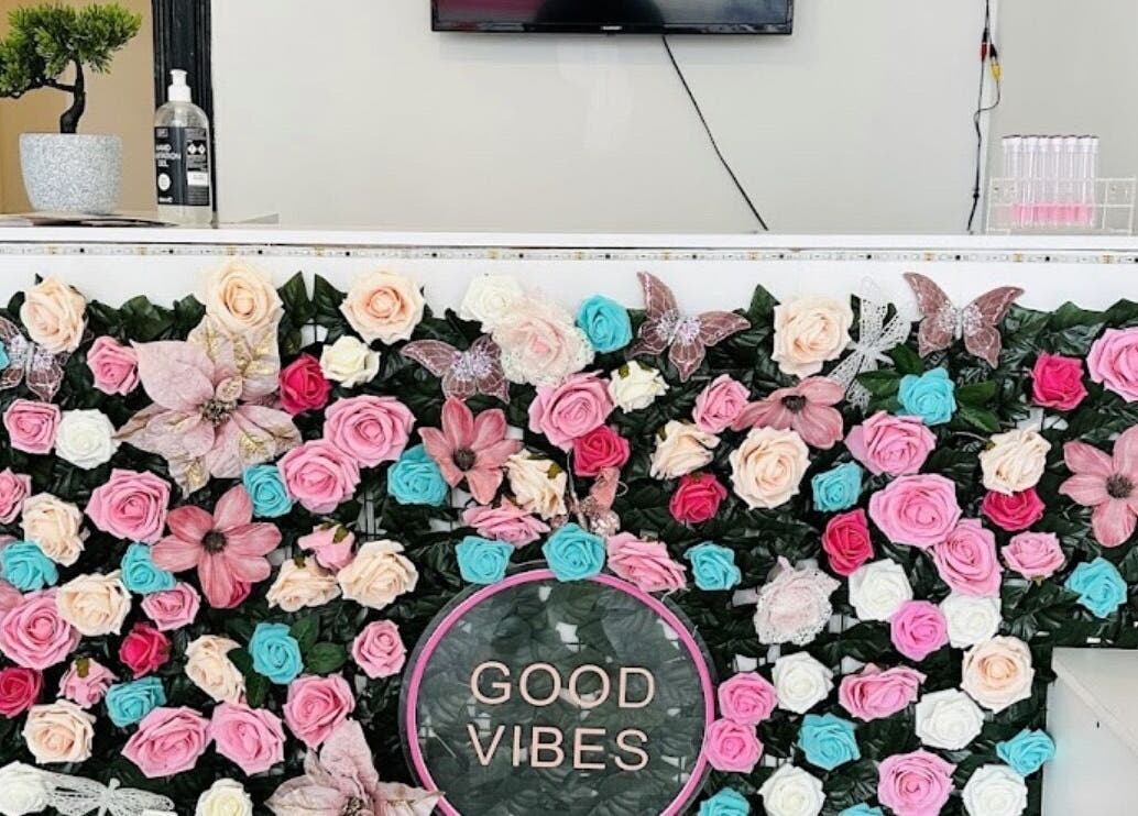 Квітковий декор на стійці рецепції Nails Alina Korotkova, Clonmel, County Tipperary, IE.