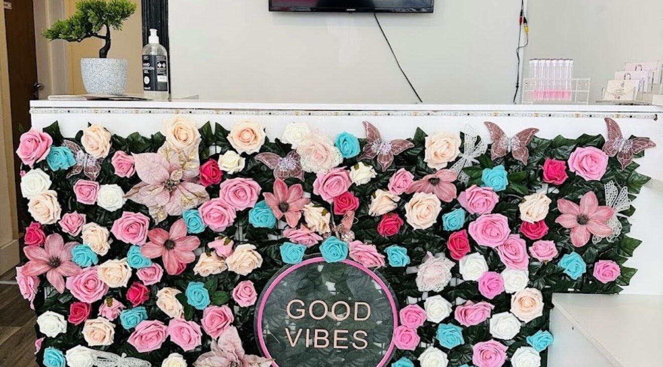 Квітковий декор на стійці рецепції Nails Alina Korotkova, Clonmel, County Tipperary, IE.