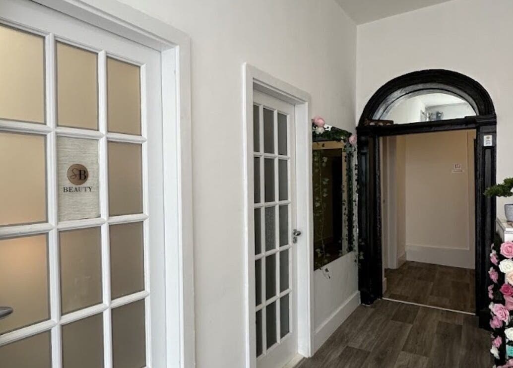 Елегантний вхід у Nails Alina Korotkova/Clonmel, Clonmel, County Tipperary, IE зі стильним декором.