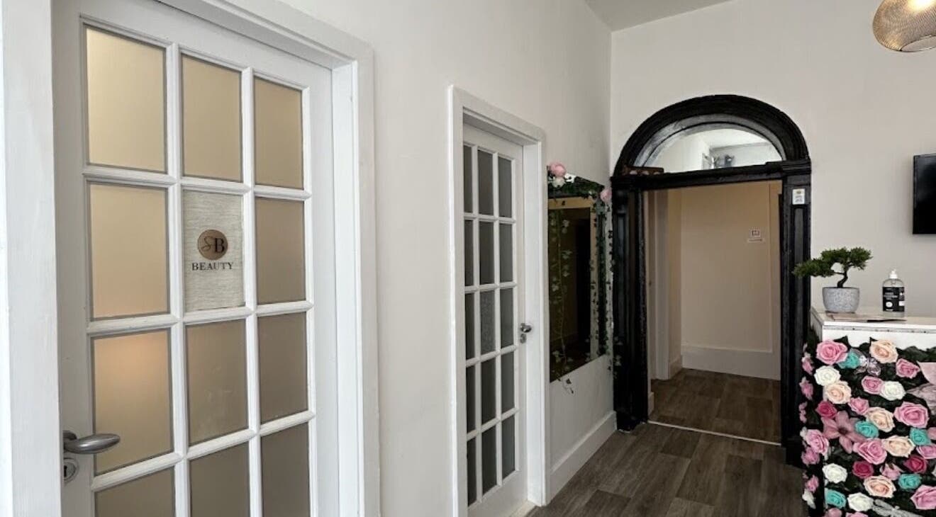 Елегантний вхід у Nails Alina Korotkova/Clonmel, Clonmel, County Tipperary, IE зі стильним декором.