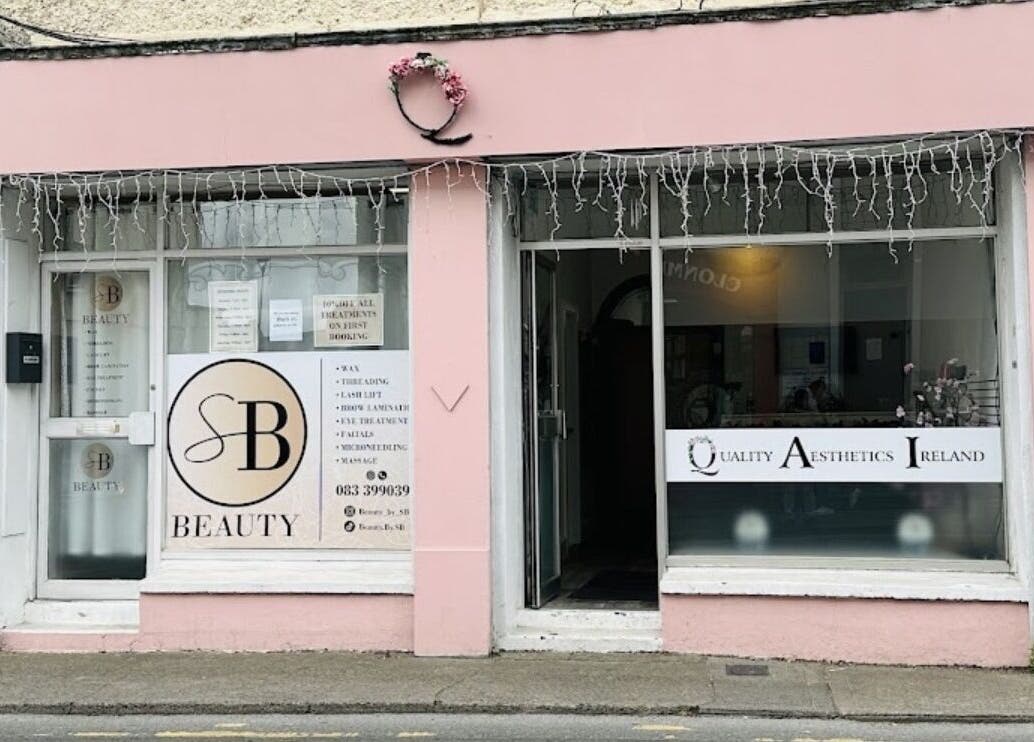 Фасад Nails Alina Korotkova/Clonmel в Clonmel, County Tipperary, IE з рожевою зовнішньою обробкою.