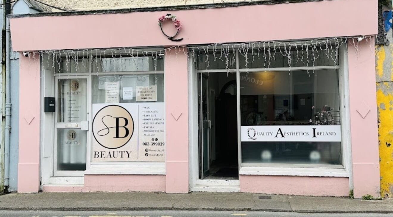 Фасад Nails Alina Korotkova/Clonmel в Clonmel, County Tipperary, IE з рожевою зовнішньою обробкою.