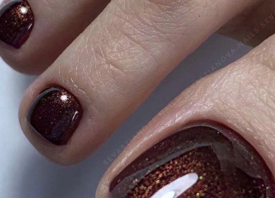 Стильний педикюр з блиском у Nails Alina Korotkova/Clonmel, Clonmel, County Tipperary, IE.