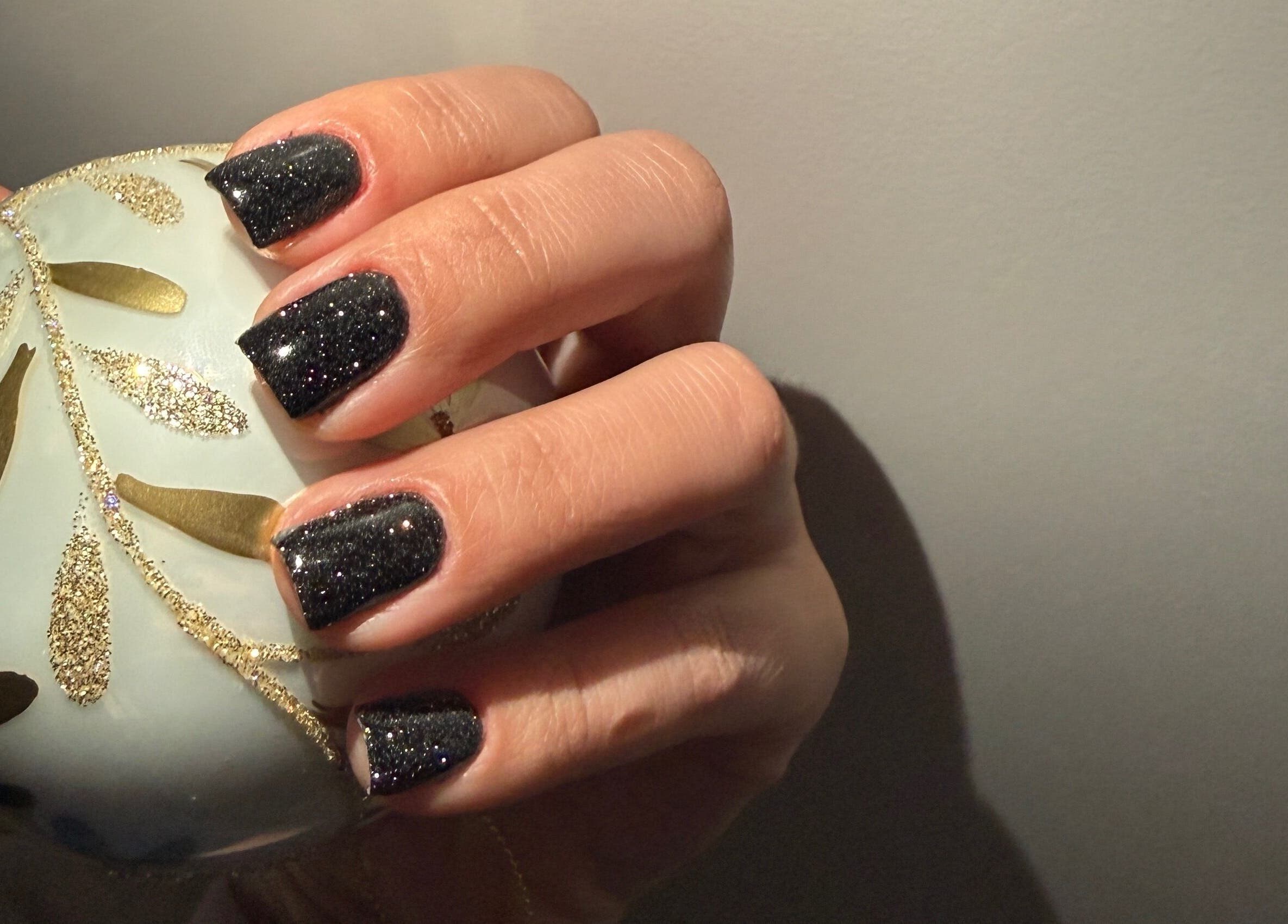 Чорний блискучий манікюр від Nails Alina Korotkova/Clonmel, Clonmel, County Tipperary, IE.