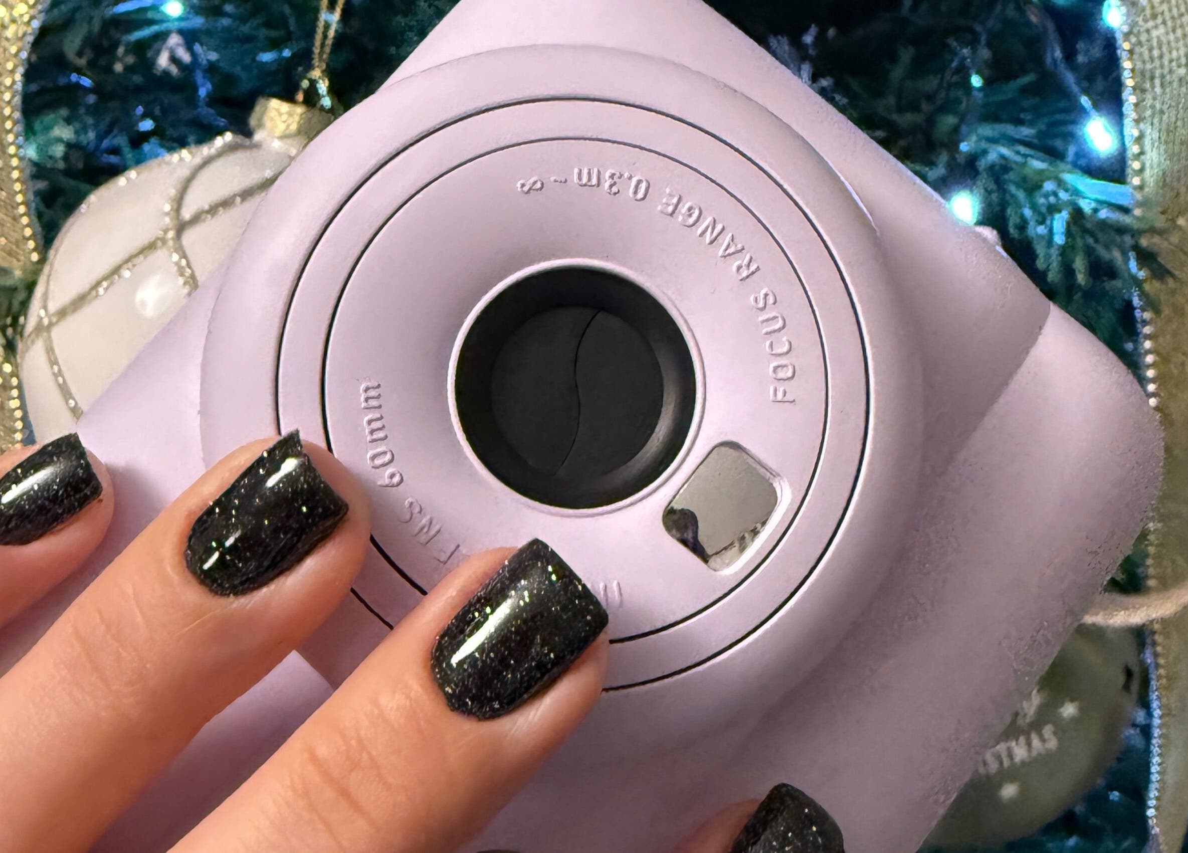 Чорний блискучий манікюр у Nails Alina Korotkova/Clonmel, Clonmel, County Tipperary, IE з фоном святкових вогнів.