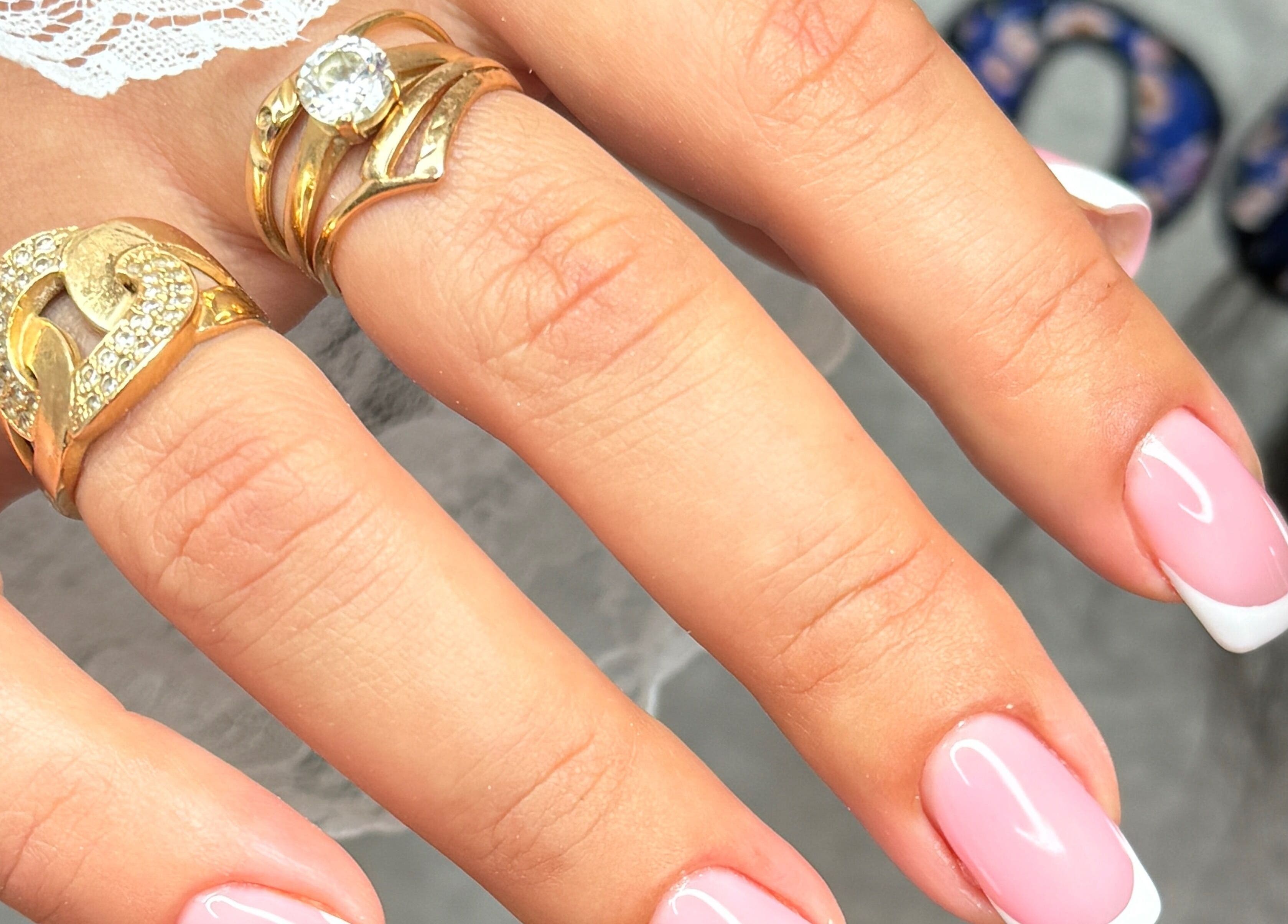 Вишуканий манікюр у Nails Alina Korotkova/Clonmel, Clonmel, County Tipperary, IE, з золотими кільцями.