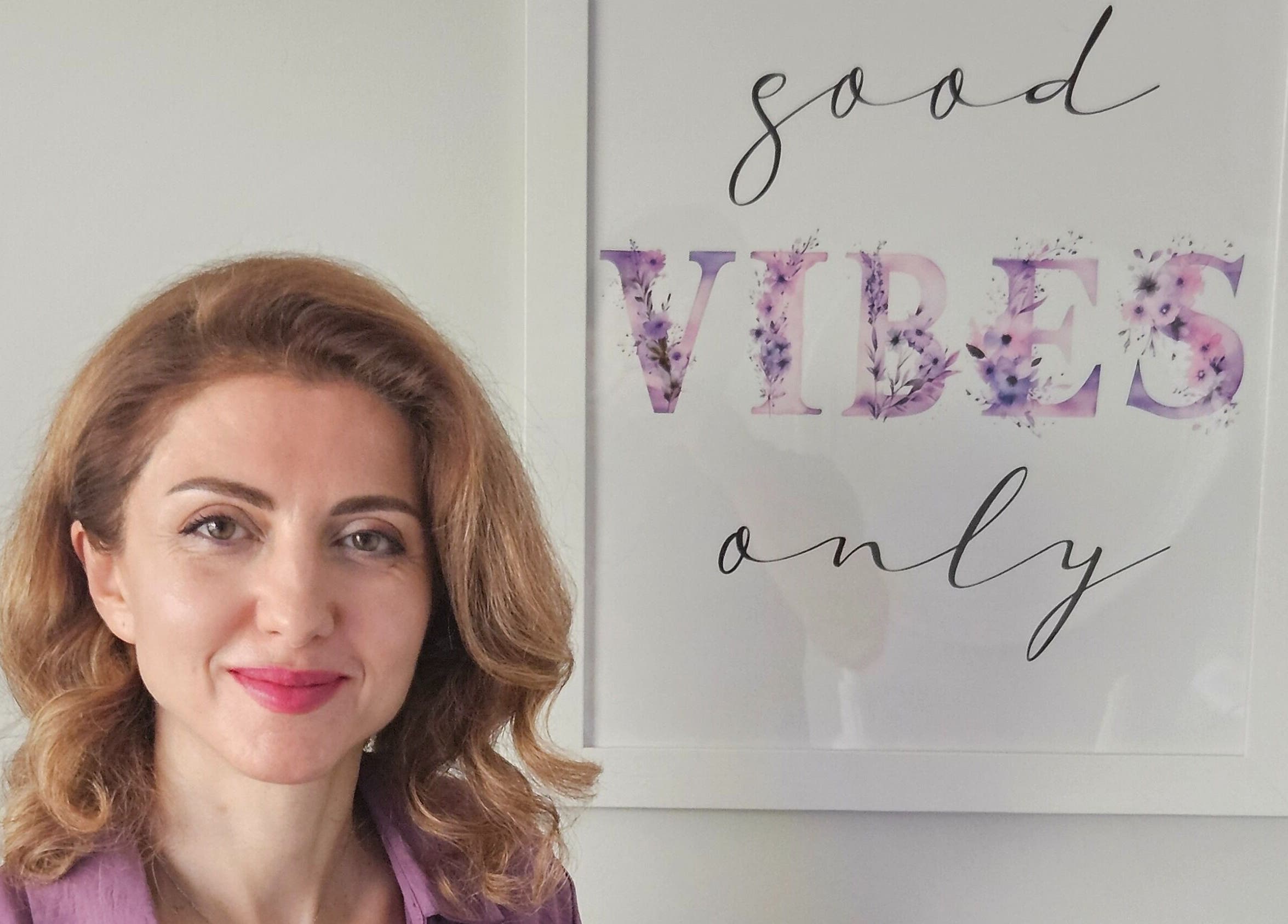 A welcoming space at Harmonie KE - Kristine Hovhannisyan in Laval, Québec, CA, showcasing a 'Good Vibes Only' sign.