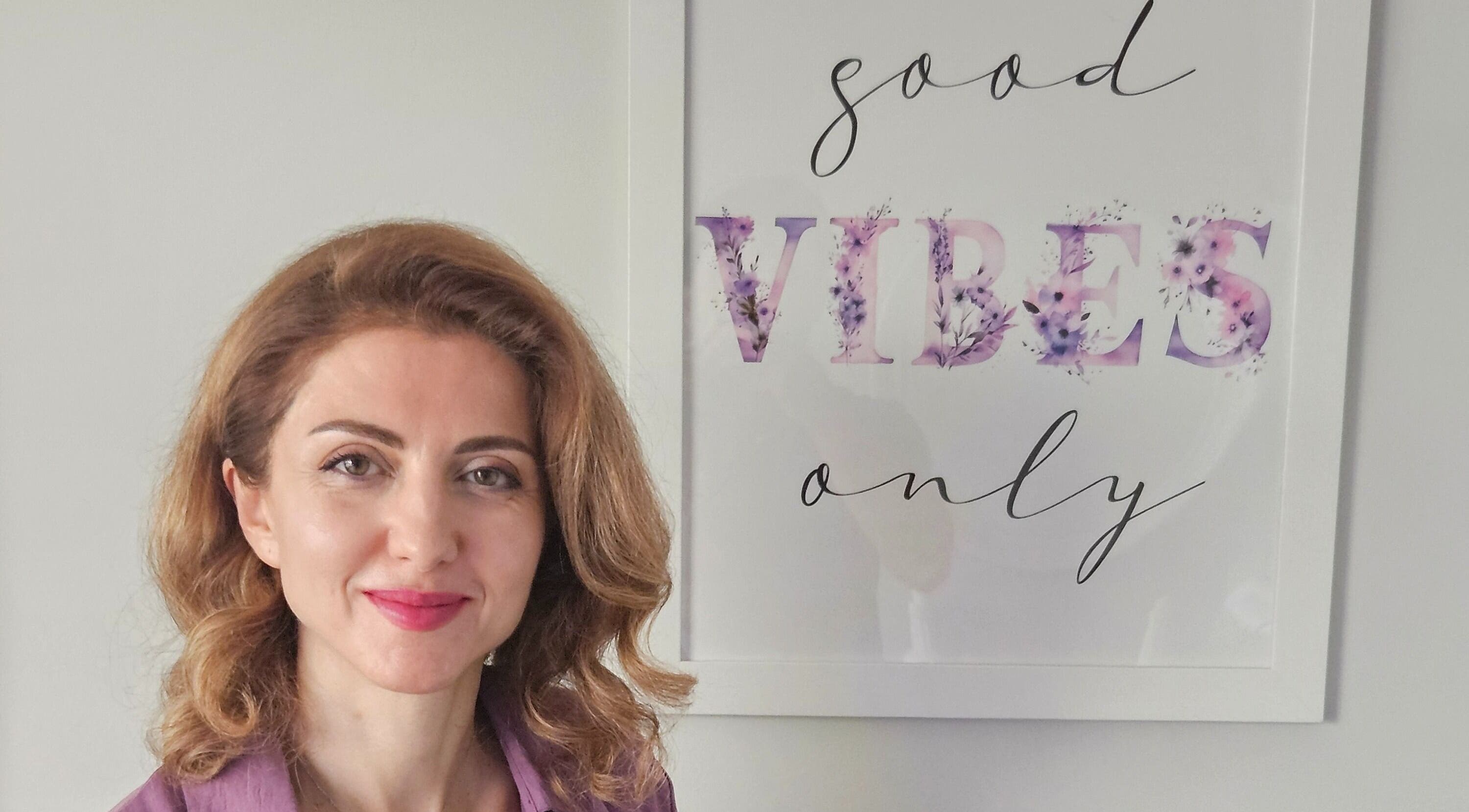 A welcoming space at Harmonie KE - Kristine Hovhannisyan in Laval, Québec, CA, showcasing a 'Good Vibes Only' sign.