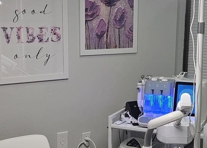 Serene treatment room at Harmonie KE - Kristine Hovhannisyan, Laval, Québec, CA with modern aesthetic equipment.