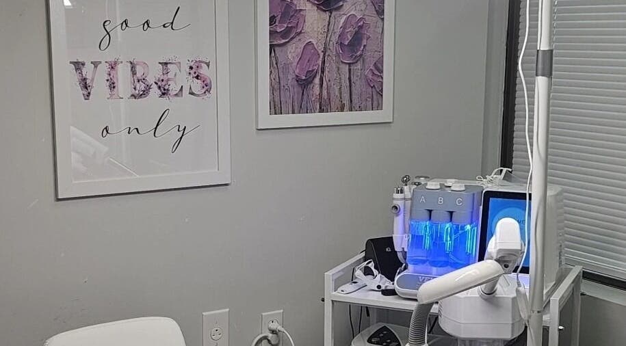 Serene treatment room at Harmonie KE - Kristine Hovhannisyan, Laval, Québec, CA with modern aesthetic equipment.