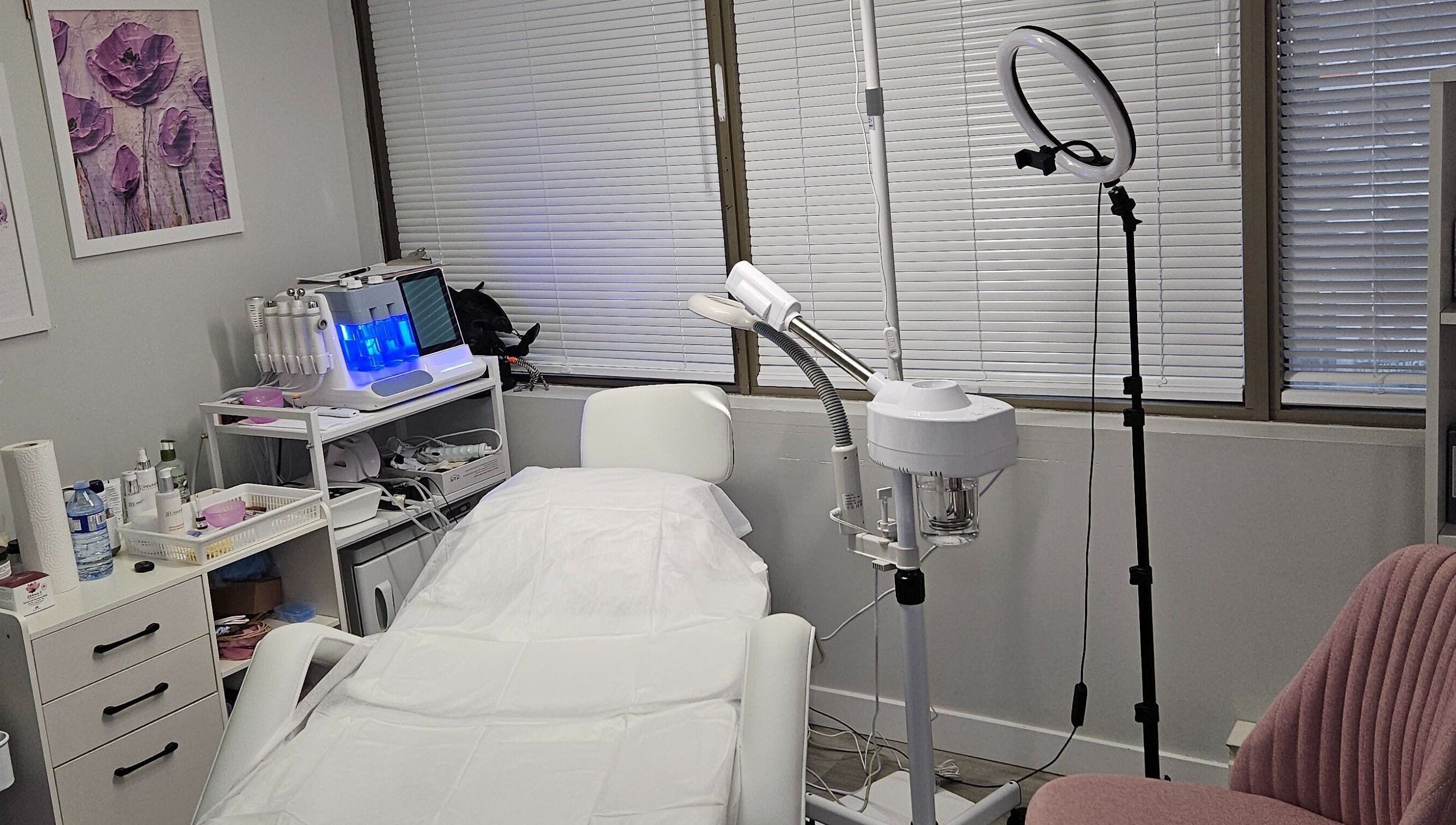 Modern treatment room at Harmonie KE - Kristine Hovhannisyan, Laval, Québec, CA, featuring spa equipment.