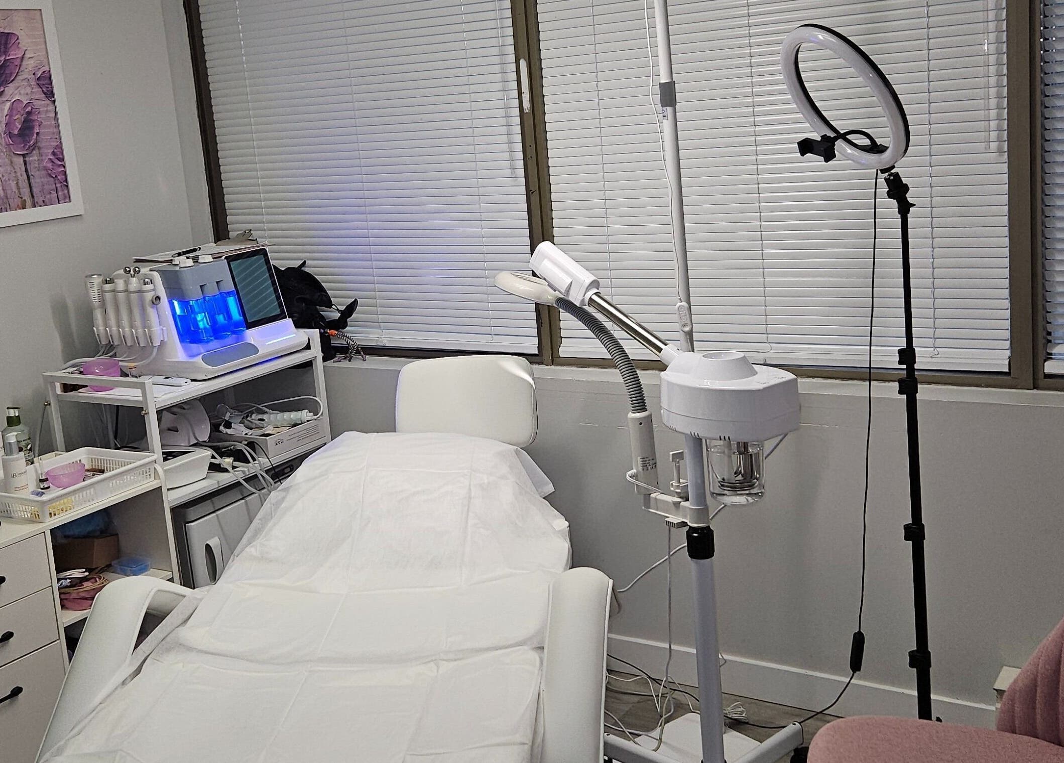 Modern treatment room at Harmonie KE - Kristine Hovhannisyan, Laval, Québec, CA, featuring spa equipment.