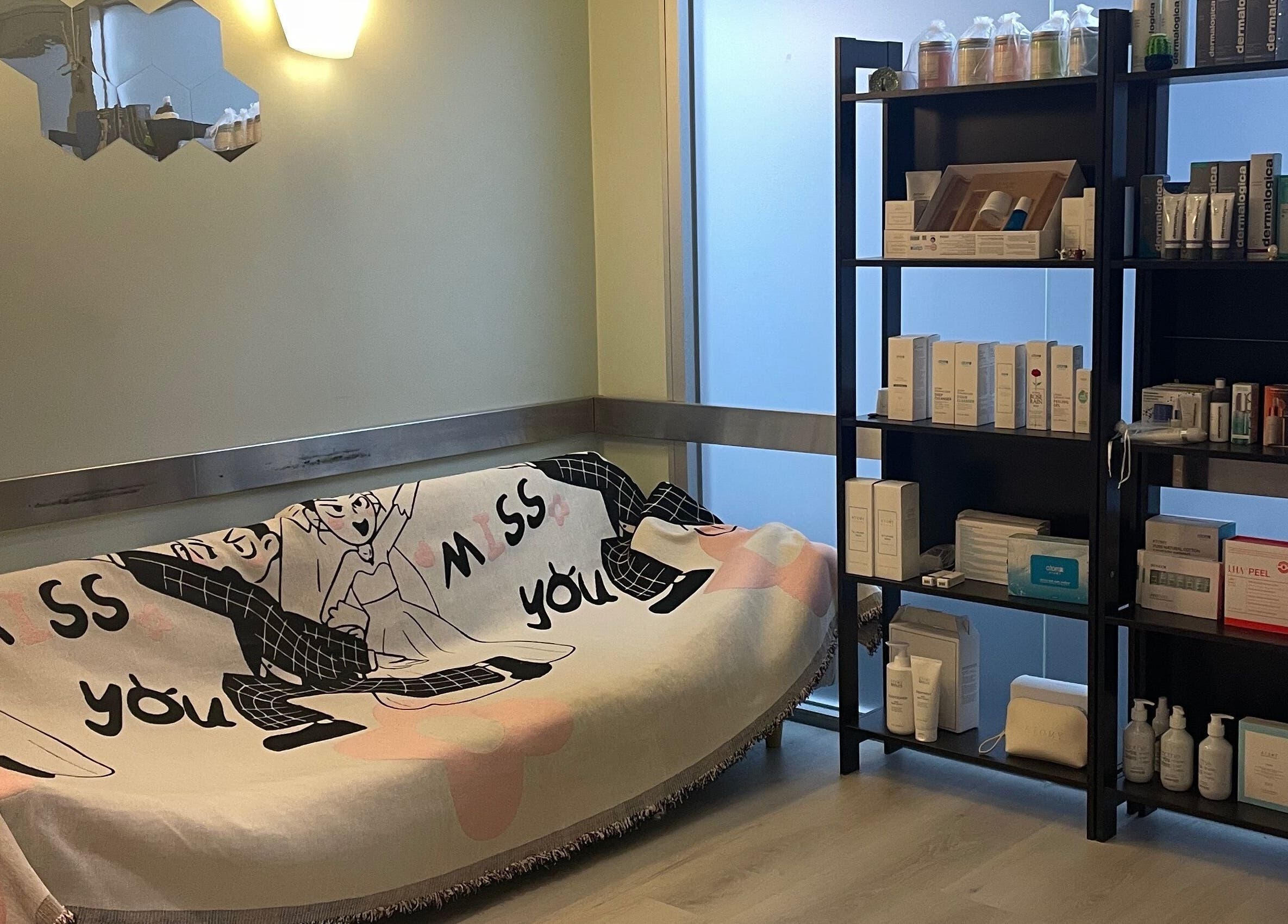 Massage ricoの待合室、シンプルなインテリアとプロダクトが印象的。住所: Melbourne, Victoria, AU。