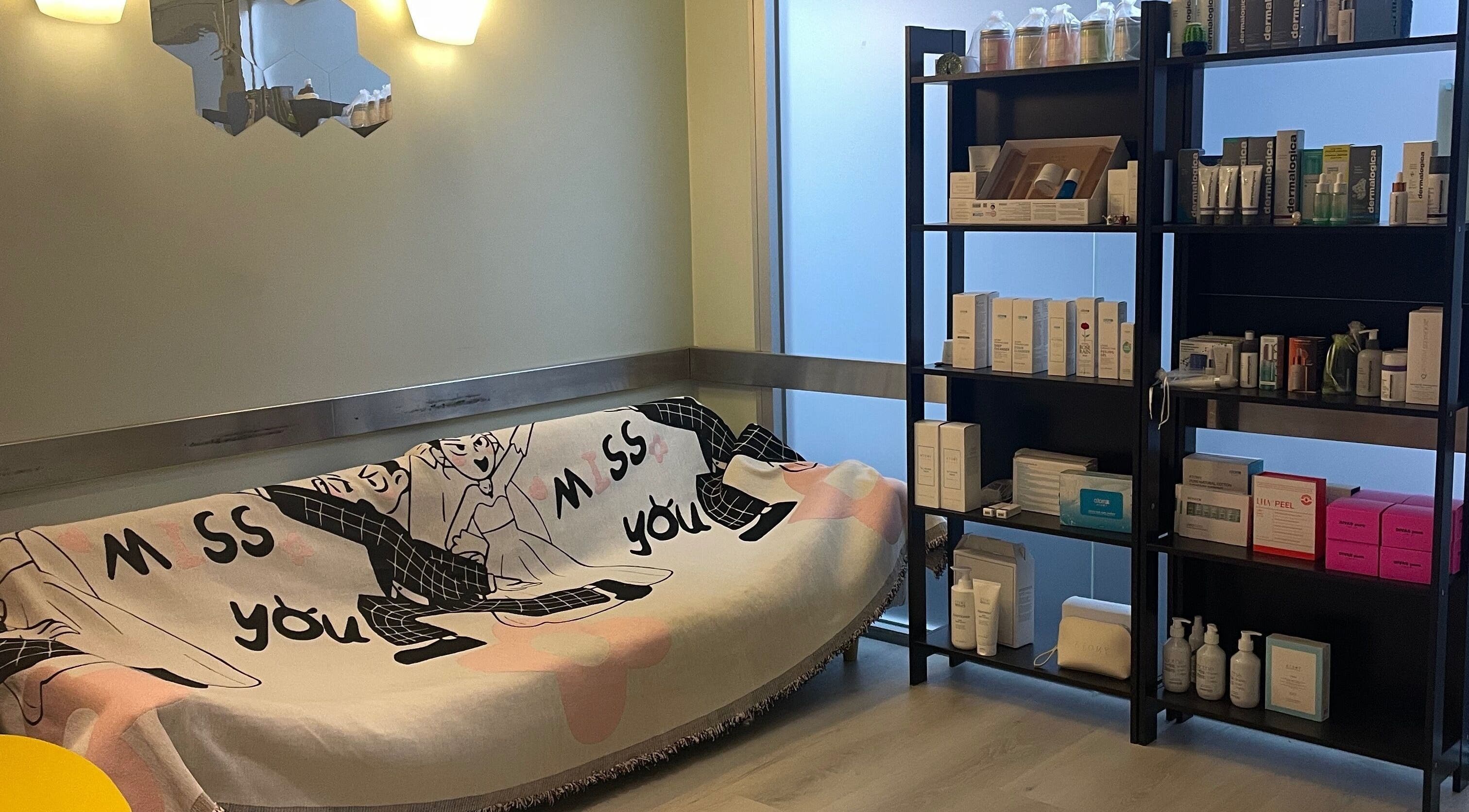 Massage ricoの待合室、シンプルなインテリアとプロダクトが印象的。住所: Melbourne, Victoria, AU。