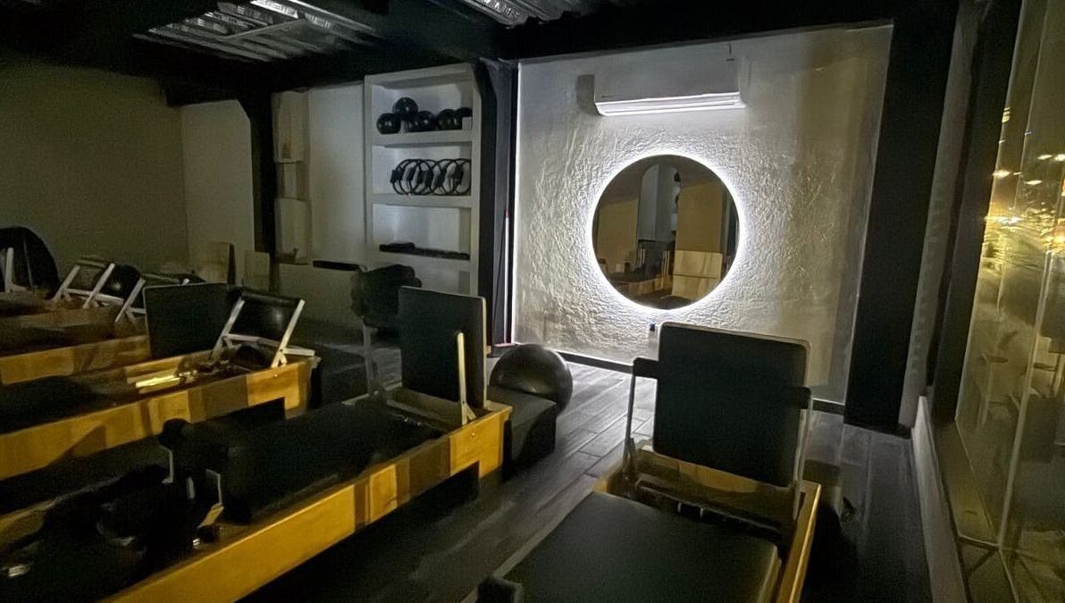 Interior moderno de Pilates Studio en Santiago De Querétaro, Querétaro, MX con equipos de pilates.