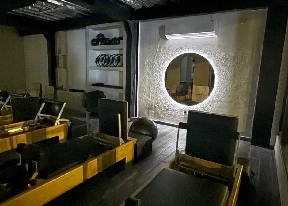 Interior moderno de Pilates Studio en Santiago De Querétaro, Querétaro, MX con equipos de pilates.