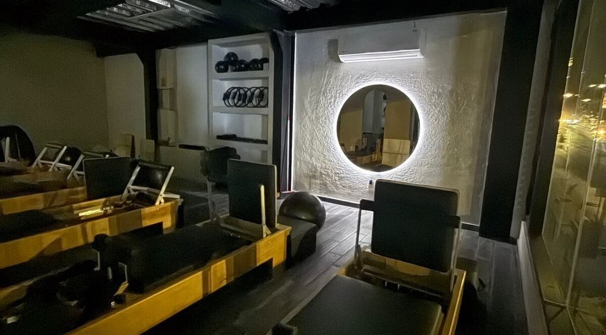 Interior moderno de Pilates Studio en Santiago De Querétaro, Querétaro, MX con equipos de pilates.